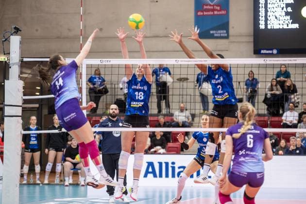 Monika Fedusio (KS DevelopRes Rzeszow, 14) vs. Pia Kaestner (Allianz MTV Stuttgart, 18) und Breland Morrissette (Allianz MTV Stuttgart, 02) GER, Allianz MTV Stuttgart vs. KS DevelopRes Rzeszow, Volleyball, CEV Volleyball Champions League, Volleyball CL, VCL, Finalrunde, Achtelfinale, Spielzeit 2024 2025, 06.02.2025 GER, Allianz MTV Stuttgart vs. KS DevelopRes Rzeszow, Volleyball, CEV Volleyball Champions League, Volleyball CL, VCL, Finalrunde, Achtelfinale, Spielzeit 2024 2025, 06.02.2025 Stuttgart Copyright: xSandyxDinkelackerx EP_SDR