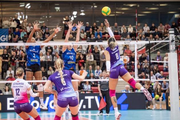 Sabrina De Jesus Machado (KS DevelopRes Rzeszow, 08) vs. Stuttgarter Block aus Breland Morrissette (Allianz MTV Stuttgart, 02) und Jolien Knollema (Allianz MTV Stuttgart, 10) GER, Allianz MTV Stuttgart vs. KS DevelopRes Rzeszow, Volleyball, CEV Volleyball Champions League, Volleyball CL, VCL, Finalrunde, Achtelfinale, Spielzeit 2024 2025, 06.02.2025 GER, Allianz MTV Stuttgart vs. KS DevelopRes Rzeszow, Volleyball, CEV Volleyball Champions League, Volleyball CL, VCL, Finalrunde, Achtelfinale, Spielzeit 2024 2025, 06.02.2025 Stuttgart Copyright: xSandyxDinkelackerx EP_SDR