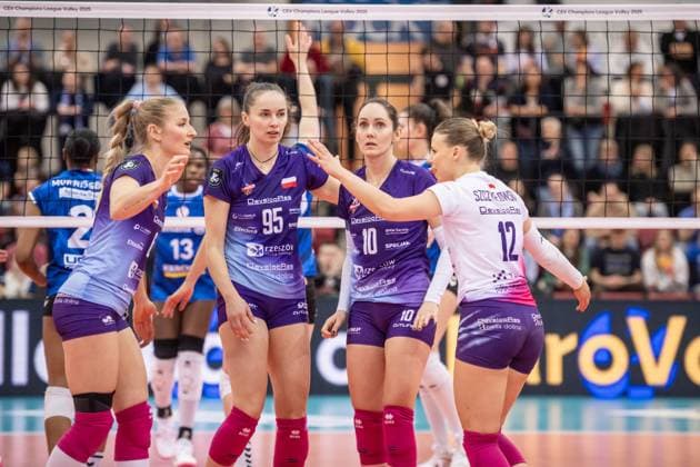 Marrit Jasper (KS DevelopRes Rzeszow, 06), Magdalena Jurczyk (KS DevelopRes Rzeszow, 95), Katarzyna Wenerska (KS DevelopRes Rzeszow, 10) und Aleksandra Szczyglowska (KS DevelopRes Rzeszow, 12), vlnr. - kritische Blicke GER, Allianz MTV Stuttgart vs. KS DevelopRes Rzeszow, Volleyball, CEV Volleyball Champions League, Volleyball CL, VCL, Finalrunde, Achtelfinale, Spielzeit 2024 2025, 06.02.2025 GER, Allianz MTV Stuttgart vs. KS DevelopRes Rzeszow, Volleyball, CEV Volleyball Champions League, Volleyball CL, VCL, Finalrunde, Achtelfinale, Spielzeit 2024 2025, 06.02.2025 Stuttgart Copyright: xSandyxDinkelackerx EP_SDR