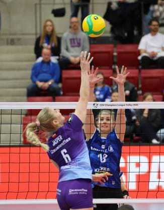 Stuttgart , Volleyball Chamoions League PlayOff Hinspiel Frauen, Allianz MTV Stuttgart vs KS DevelopRes Rzeszow , von links: Merrit Jasper ( Rzeszow ) Pia Kästner ( Stgt )