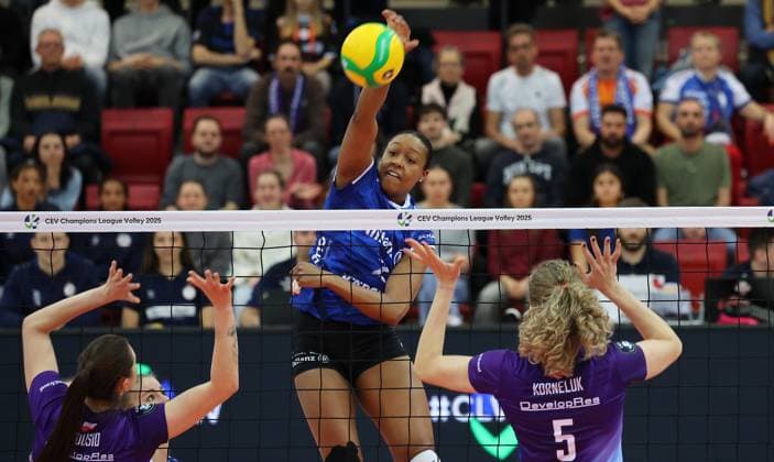 Stuttgart , Volleyball Chamoions League PlayOff Hinspiel Frauen, Allianz MTV Stuttgart vs KS DevelopRes Rzeszow , Breland Morrissette ( Stgt )