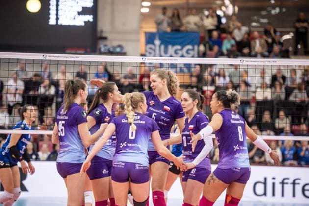 Agnieszka Korneluk (KS DevelopRes Rzeszow, 05) in der Mitte - motiviert das Team GER, Allianz MTV Stuttgart vs. KS DevelopRes Rzeszow, Volleyball, CEV Volleyball Champions League, Volleyball CL, VCL, Finalrunde, Achtelfinale, Spielzeit 2024 2025, 06.02.2025 GER, Allianz MTV Stuttgart vs. KS DevelopRes Rzeszow, Volleyball, CEV Volleyball Champions League, Volleyball CL, VCL, Finalrunde, Achtelfinale, Spielzeit 2024 2025, 06.02.2025 Stuttgart Copyright: xSandyxDinkelackerx EP_SDR