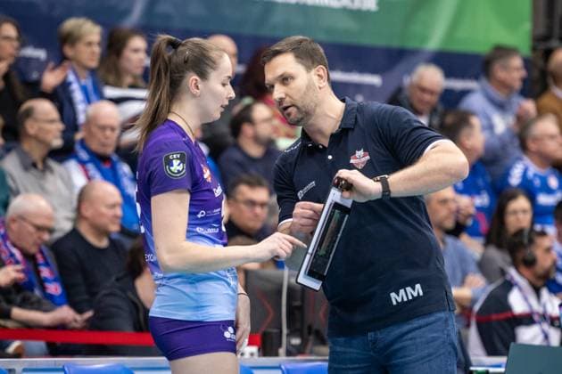 Michal Masek (KS DevelopRes Rzeszow, Head Coach) mit Magdalena Jurczyk (KS DevelopRes Rzeszow, 95) GER, Allianz MTV Stuttgart vs. KS DevelopRes Rzeszow, Volleyball, CEV Volleyball Champions League, Volleyball CL, VCL, Finalrunde, Achtelfinale, Spielzeit 2024 2025, 06.02.2025 GER, Allianz MTV Stuttgart vs. KS DevelopRes Rzeszow, Volleyball, CEV Volleyball Champions League, Volleyball CL, VCL, Finalrunde, Achtelfinale, Spielzeit 2024 2025, 06.02.2025 Stuttgart Copyright: xSandyxDinkelackerx EP_SDR