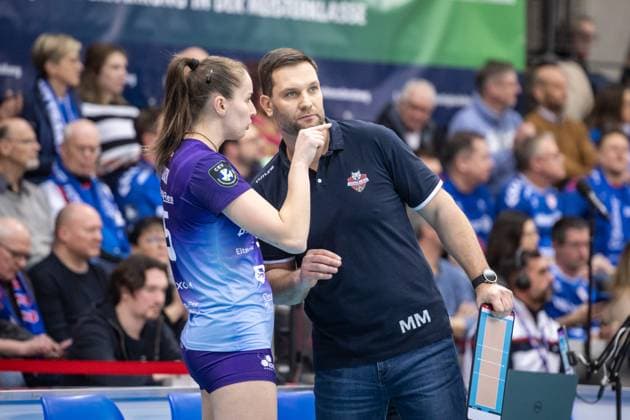 Michal Masek (KS DevelopRes Rzeszow, Head Coach) mit Magdalena Jurczyk (KS DevelopRes Rzeszow, 95) GER, Allianz MTV Stuttgart vs. KS DevelopRes Rzeszow, Volleyball, CEV Volleyball Champions League, Volleyball CL, VCL, Finalrunde, Achtelfinale, Spielzeit 2024 2025, 06.02.2025 GER, Allianz MTV Stuttgart vs. KS DevelopRes Rzeszow, Volleyball, CEV Volleyball Champions League, Volleyball CL, VCL, Finalrunde, Achtelfinale, Spielzeit 2024 2025, 06.02.2025 Stuttgart Copyright: xSandyxDinkelackerx EP_SDR