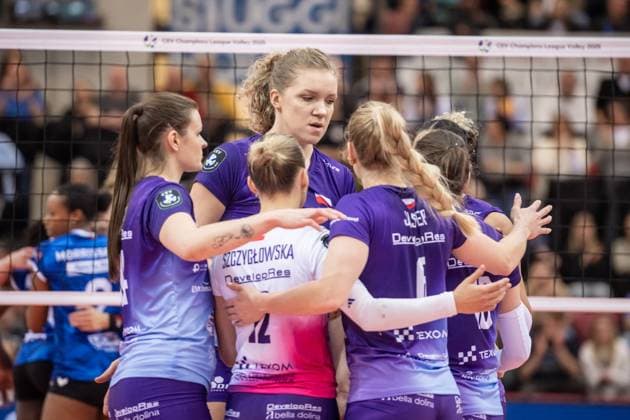 Agnieszka Korneluk (KS DevelopRes Rzeszow, 05) - Mitte mit Team, kritischer Blick GER, Allianz MTV Stuttgart vs. KS DevelopRes Rzeszow, Volleyball, CEV Volleyball Champions League, Volleyball CL, VCL, Finalrunde, Achtelfinale, Spielzeit 2024 2025, 06.02.2025 GER, Allianz MTV Stuttgart vs. KS DevelopRes Rzeszow, Volleyball, CEV Volleyball Champions League, Volleyball CL, VCL, Finalrunde, Achtelfinale, Spielzeit 2024 2025, 06.02.2025 Stuttgart Copyright: xSandyxDinkelackerx EP_SDR