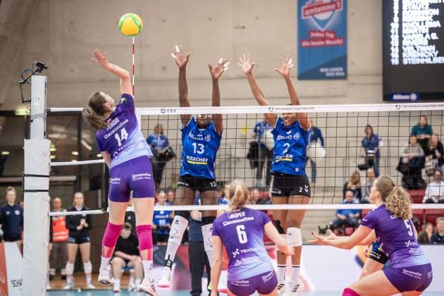 Monika Fedusio (KS DevelopRes Rzeszow, 14) vs. Krystal Rivers (Allianz MTV Stuttgart, 13) und Breland Morrissette (Allianz MTV Stuttgart, 02) GER, Allianz MTV Stuttgart vs. KS DevelopRes Rzeszow, Volleyball, CEV Volleyball Champions League, Volleyball CL, VCL, Finalrunde, Achtelfinale, Spielzeit 2024 2025, 06.02.2025 GER, Allianz MTV Stuttgart vs. KS DevelopRes Rzeszow, Volleyball, CEV Volleyball Champions League, Volleyball CL, VCL, Finalrunde, Achtelfinale, Spielzeit 2024 2025, 06.02.2025 Stuttgart Copyright: xSandyxDinkelackerx EP_SDR