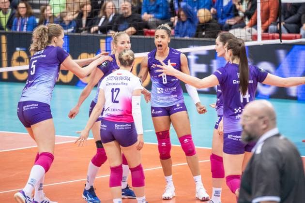 Sabrina De Jesus Machado (KS DevelopRes Rzeszow, 08) Mitte mit Team - Jubel, Jubelschrei, Motivationsschrei GER, Allianz MTV Stuttgart vs. KS DevelopRes Rzeszow, Volleyball, CEV Volleyball Champions League, Volleyball CL, VCL, Finalrunde, Achtelfinale, Spielzeit 2024 2025, 06.02.2025 GER, Allianz MTV Stuttgart vs. KS DevelopRes Rzeszow, Volleyball, CEV Volleyball Champions League, Volleyball CL, VCL, Finalrunde, Achtelfinale, Spielzeit 2024 2025, 06.02.2025 Stuttgart Copyright: xSandyxDinkelackerx EP_SDR