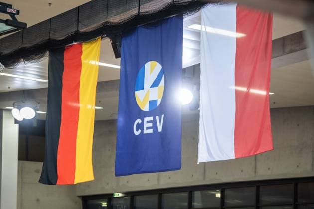 Feature, Symbol Fahnen, Flaggen an der Decke der Scharrena: Deutschland, CEV, Polen GER, Allianz MTV Stuttgart vs. KS DevelopRes Rzeszow, Volleyball, CEV Volleyball Champions League, Volleyball CL, VCL, Finalrunde, Achtelfinale, Spielzeit 2024 2025, 06.02.2025 GER, Allianz MTV Stuttgart vs. KS DevelopRes Rzeszow, Volleyball, CEV Volleyball Champions League, Volleyball CL, VCL, Finalrunde, Achtelfinale, Spielzeit 2024 2025, 06.02.2025 Stuttgart Copyright: xSandyxDinkelackerx EP_SDR