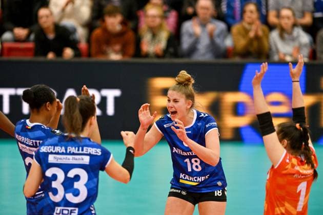 CEV CL Allianz MTV Stuttgart - KS DevelopRes Rzeszów 06.02.2025 CEV, ChampionsLeague,, Volleyball, Damen, Saison 2024 25, Allianz MTV Stuttgart (in Blau), gegen KS DevelopRes Rzeszów (Polen, in weiß-lila), Pia Kästner, jubelt mit rechts Roosa Koskelo, 33 Maria Segura Palleres, 2 Breland Morrissette Copyright: xBEAUTIFULxSPORTS TomxBlochx