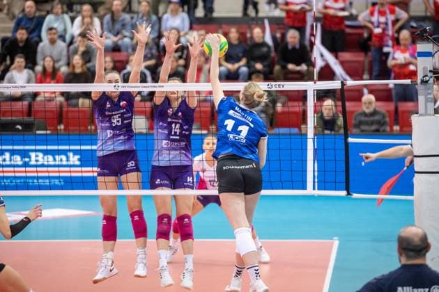 Pauline Martin (Allianz MTV Stuttgart, 11) vs. Magdalena Jurczyk (KS DevelopRes Rzeszow, 95) und Monika Fedusio (KS DevelopRes Rzeszow, 14) GER, Allianz MTV Stuttgart vs. KS DevelopRes Rzeszow, Volleyball, CEV Volleyball Champions League, Volleyball CL, VCL, Finalrunde, Achtelfinale, Spielzeit 2024 2025, 06.02.2025 GER, Allianz MTV Stuttgart vs. KS DevelopRes Rzeszow, Volleyball, CEV Volleyball Champions League, Volleyball CL, VCL, Finalrunde, Achtelfinale, Spielzeit 2024 2025, 06.02.2025 Stuttgart Copyright: xSandyxDinkelackerx EP_SDR