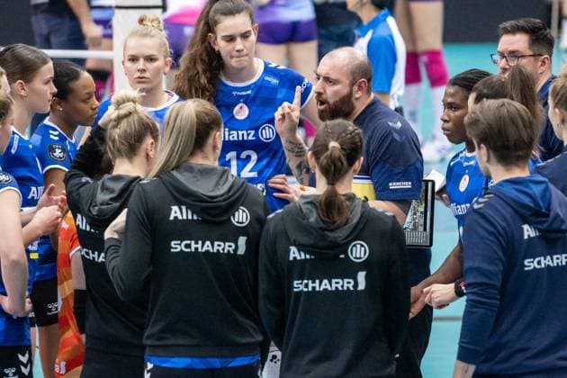 Konstantin Bitter (Allianz MTV Stuttgart, Trainer) - Auszeit, Ansprache an das Team GER, Allianz MTV Stuttgart vs. KS DevelopRes Rzeszow, Volleyball, CEV Volleyball Champions League, Volleyball CL, VCL, Finalrunde, Achtelfinale, Spielzeit 2024 2025, 06.02.2025 GER, Allianz MTV Stuttgart vs. KS DevelopRes Rzeszow, Volleyball, CEV Volleyball Champions League, Volleyball CL, VCL, Finalrunde, Achtelfinale, Spielzeit 2024 2025, 06.02.2025 Stuttgart Copyright: xSandyxDinkelackerx EP_SDR