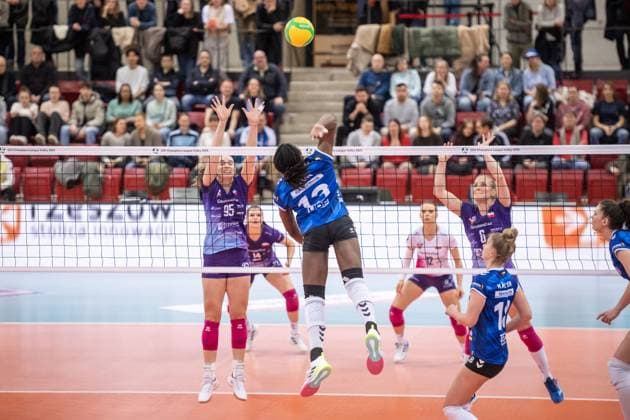 Krystal Rivers (Allianz MTV Stuttgart, 13) vs. Magdalena Jurczyk (KS DevelopRes Rzeszow, 95) GER, Allianz MTV Stuttgart vs. KS DevelopRes Rzeszow, Volleyball, CEV Volleyball Champions League, Volleyball CL, VCL, Finalrunde, Achtelfinale, Spielzeit 2024 2025, 06.02.2025 GER, Allianz MTV Stuttgart vs. KS DevelopRes Rzeszow, Volleyball, CEV Volleyball Champions League, Volleyball CL, VCL, Finalrunde, Achtelfinale, Spielzeit 2024 2025, 06.02.2025 Stuttgart Copyright: xSandyxDinkelackerx EP_SDR