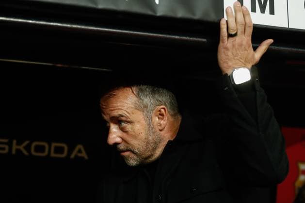 Sport Themen der Woche KW06 Sport Bilder des Tages February 6, 2025, Valencia, Valencia, SPAIN: Hansi Flick, head coach of FC Barcelona, Barca looks on during the Copa del Rey Quarter Final match between Valencia CF and FC Barcelona at Mestalla stadium on February 6, 2025, in Valencia, Spain. Valencia SPAIN - ZUMAa181 20250206_zaa_a181_055 Copyright: xIrinaxR.xHipolitox