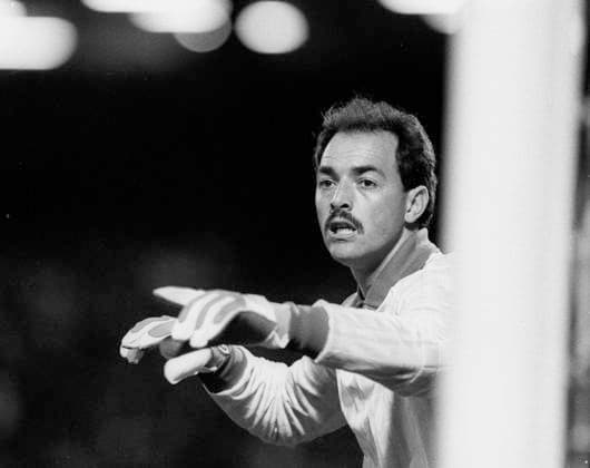 Archivbilder der Woche SPORT KW06 Europacupfinale Juventus Turin - FC Liverpool im Heyselstadion in Brüssel am 29.05.1985 Torwart Bruce David Grobbelaar (Liverpool) steht am Pfosten und zeigt Nur fuer journalistische Zwecke! Editorial use only! *** European Cup Final Juventus Turin FC Liverpool at the Heyselstadion in Brussels on 29 05 1985 Goalkeeper Bruce David Grobbelaar Liverpool stands at the post and shows For journalistic use only Editorial use only HM