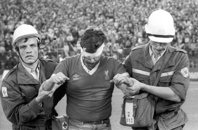 Archivbilder der Woche SPORT KW06 Katastrophe mit 39 Toten anläßlich des Europacupfinales Juventus Turin - FC Liverpool im Heyselstadion in Brüssel am 29.05.1985. Sanitäter kümmern sich um verletzten Liverpool Fan Nur fuer journalistische Zwecke! Editorial use only! *** Disaster with 39 dead on the occasion of the European Cup Final Juventus Turin FC Liverpool at the Heysel Stadium in Brussels on 29 05 1985 Paramedics attend to injured Liverpool fan For journalistic use only Editorial use only HM