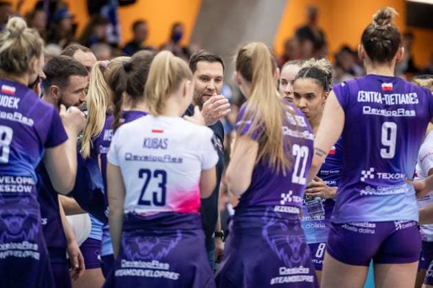Michal Masek (KS DevelopRes Rzeszow, Head Coach) - Auszeit, Ansprache an das Team GER, Allianz MTV Stuttgart vs. KS DevelopRes Rzeszow, Volleyball, CEV Volleyball Champions League, Volleyball CL, VCL, Finalrunde, Achtelfinale, Spielzeit 2024 2025, 06.02.2025 GER, Allianz MTV Stuttgart vs. KS DevelopRes Rzeszow, Volleyball, CEV Volleyball Champions League, Volleyball CL, VCL, Finalrunde, Achtelfinale, Spielzeit 2024 2025, 06.02.2025 Stuttgart Copyright: xSandyxDinkelackerx EP_SDR