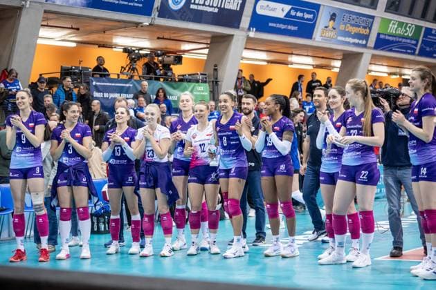 Jubel und Freude beim polnischen Team nach Sieg in Stuttgart GER, Allianz MTV Stuttgart vs. KS DevelopRes Rzeszow, Volleyball, CEV Volleyball Champions League, Volleyball CL, VCL, Finalrunde, Achtelfinale, Spielzeit 2024 2025, 06.02.2025 GER, Allianz MTV Stuttgart vs. KS DevelopRes Rzeszow, Volleyball, CEV Volleyball Champions League, Volleyball CL, VCL, Finalrunde, Achtelfinale, Spielzeit 2024 2025, 06.02.2025 Stuttgart Copyright: xSandyxDinkelackerx EP_SDR