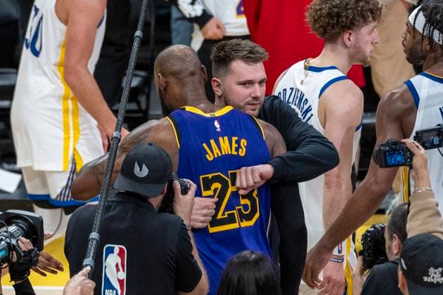 Sport Themen der Woche KW06 Sport Bilder des Tages February 6, 2025, Los Angeles, California, USA: Los Angeles Lakers Luka Doncic 77 greets LeBron James 23 after an NBA, Basketball Herren, USA basketball game against the Golden State Warriors at Crypto.com Arena on Thursday, Feb. 6, 2025 in Los Angeles. Los Angeles USA - ZUMAc68_ 20250206_zaf_c68_050 Copyright: xRingoxChiux