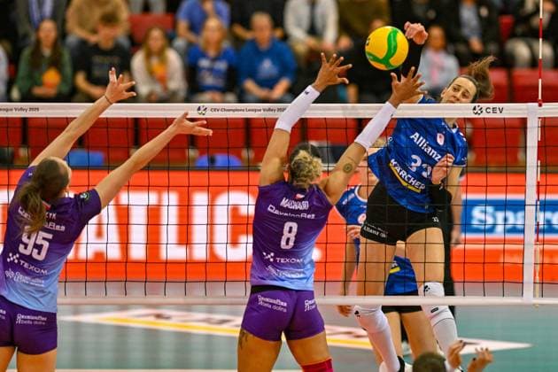 CEV CL Allianz MTV Stuttgart - KS DevelopRes Rzeszów 06.02.2025 CEV, ChampionsLeague,, Volleyball, Damen, Saison 2024 25, Allianz MTV Stuttgart (in Blau), gegen KS DevelopRes Rzeszów (Polen, in weiß-lila), Maria Segura Palleres gegen 8 Sabrina de Jesus Machado, Copyright: xBEAUTIFULxSPORTS TomxBlochx
