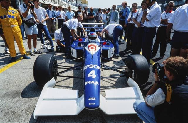 Rennfahrer Jean Alesi, sitzt im Cockpit in der Boxengasse, Formel 1, Tyrrell Racing, Tyrrell 019, Ford Cosworth DFR 3.5 V8, Großer Preis von Deutschland auf dem Hockenheimring am 29. Juli 1990, Deutschland, Europa Racing driver Jean Alesi, sitting in the cockpit in the pit lane, Formula 1, Tyrrell Racing, Tyrrell 019, Ford Cosworth DFR 3.5 V8, German Grand Prix at the Hockenheimring on 29 July 1990, Germany, Europe Copyright: imageBROKER malafo hn iblmsl12319423.jpg Bitte beachten Sie die gesetzlichen Bestimmungen des deutschen Urheberrechtes hinsichtlich der Namensnennung des Fotografen im direkten Umfeld der Veröffentlichung Rennfahrer Jean Alesi, sitzt im Cockpit in der Boxengasse, Formel 1, Tyrrell Racing, Tyrrell 019, Ford Cosworth DFR 3.5 imago images 0798244241