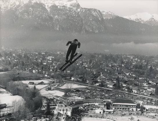 Archivbilder der Woche SPORT KW05 Weltcup, Skispringen, Panorama, Häuser, Berge, Neujahrsspringen in Garmisch-Partenkirchen, 1992, Deutschland, Europa World Cup, Ski jumping, Skispringen, Ski, nordisch panorama, houses, mountains, New Year s ski jumping in Garmisch-Partenkirchen, 1992, Germany, Europe Copyright: imageBROKER malafo hn iblmsl12319507.jpg Bitte beachten Sie die gesetzlichen Bestimmungen des deutschen Urheberrechtes hinsichtlich der Namensnennung des Fotografen im direkten Umfeld der Veröffentlichung Weltcup, Skispringen, Panorama, Häuser, Berge, Neujahrsspringen in Garmisch-Partenkirchen, 1992, Deutschland, Europa Wor imago images 0798245633
