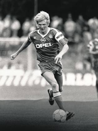 Archivbilder der Woche SPORT KW05 Fussball, Bundesliga, Spieler Stefan Effenberg vom FC Bayern München im Juli 1990 Football, Bundesliga, Player Stefan Effenberg of FC Bayern Munich in July 1990 Copyright: imageBROKER malafo hn iblmsl12319741.jpg Bitte beachten Sie die gesetzlichen Bestimmungen des deutschen Urheberrechtes hinsichtlich der Namensnennung des Fotografen im direkten Umfeld der Veröffentlichung Fussball, Bundesliga, Spieler Stefan Effenberg vom FC Bayern München im Juli 1990 Football, Bundesliga, Player Stefan Ef imago images 0798245660