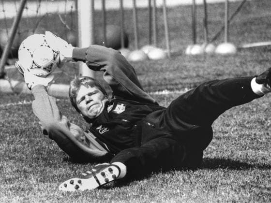 Archivbilder der Woche SPORT KW06 Fussball, Bundesliga, Torwart Oliver Kahn, Bayern München, September 1995, Deutschland, Europa Football, Bundesliga, Goalkeeper Oliver Kahn, Bayern Munich, September 1995, Germany, Europe Copyright: imageBROKER malafo hn iblmsl12319750.jpg Bitte beachten Sie die gesetzlichen Bestimmungen des deutschen Urheberrechtes hinsichtlich der Namensnennung des Fotografen im direkten Umfeld der Veröffentlichung Fussball, Bundesliga, Torwart Oliver Kahn, Bayern München, September 1995, Deutschland, Europa Football, Bundesliga, Goa imago images 0798245669
