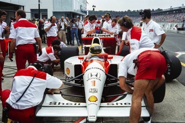 Rennfahrer, Ayrton Senna in der Boxengasse, Formel 1, Team McLaren Honda, Auto McLaren MP4-6, Motor Honda RA121E 3.5 V12, Großer Preis von Deutschland auf dem Hockenheimring am 28. Juli 1991, Deutschland, Europa Racing driver, Ayrton Senna in the pit lane, Formula 1, McLaren Honda team, McLaren MP4-6 car, Honda RA121E 3.5 V12 engine, German Grand Prix at the Hockenheimring on 28 July 1991, Germany, Europe Copyright: imageBROKER malafo hn iblmsl12319433.jpg Bitte beachten Sie die gesetzlichen Bestimmungen des deutschen Urheberrechtes hinsichtlich der Namensnennung des Fotografen im direkten Umfeld der Veröffentlichung Rennfahrer, Ayrton Senna in der Boxengasse, Formel 1, Team McLaren Honda, Auto McLaren MP4-6, Motor Honda RA121E 3.5 V12 imago images 0798246500