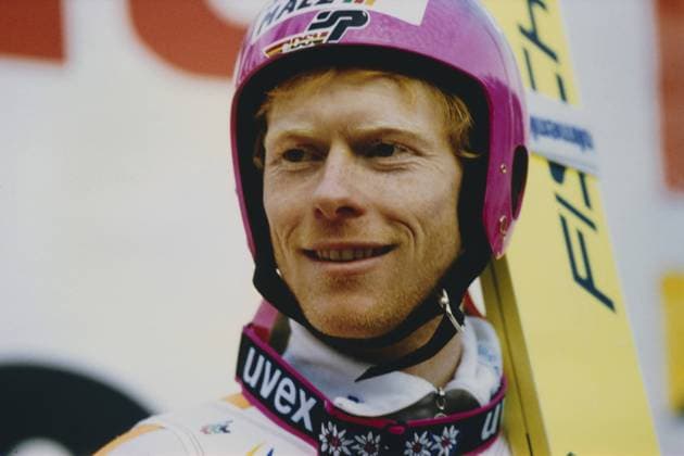Archivbilder der Woche SPORT KW05 Weltcup, Skispringen, Portrait des Skispringer Dieter Thoma DEU bei einem Skisprung Wettkampf in Willingen mit pinkem Helm, 1996, Deutschland, Europa World Cup, Ski jumping, Skispringen, Ski, nordisch portrait of ski jumper Dieter Thoma DEU at a ski jumping competition in Willingen with pink helmet, 1996, Germany, Europe Copyright: imageBROKER malafo hn iblmsl12319517.jpg Bitte beachten Sie die gesetzlichen Bestimmungen des deutschen Urheberrechtes hinsichtlich der Namensnennung des Fotografen im direkten Umfeld der Veröffentlichung Weltcup, Skispringen, Portrait des Skispringer Dieter Thoma (DEU) bei einem Skisprung Wettkampf in Willingen mit pinkem imago images 0798248255