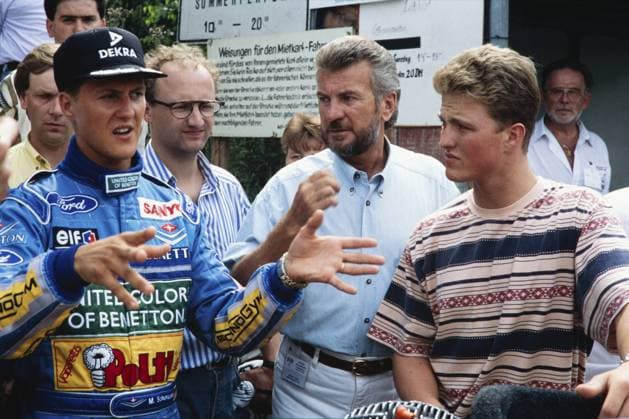 Archivbilder der Woche SPORT KW07 Formel 1 Fahrer Michael Schumacher im blauen Rennanzug im Gespräch mit seinem Manager Willi Weber Mitte und seinem Bruder Ralf Schumacher rechts, hier zu Besuch auf der Kartbahn in Kerpen im Juli 1994, Deutschland, Europa Formula 1 driver Michael Schumacher in a blue racing suit talking to his manager Willi Weber centre and his brother Ralf Schumacher right, here visiting the karting track in Kerpen in July 1994, Germany, Europe Copyright: imageBROKER malafo hn iblmsl12319439.jpg Bitte beachten Sie die gesetzlichen Bestimmungen des deutschen Urheberrechtes hinsichtlich der Namensnennung des Fotografen im direkten Umfeld der Veröffentlichung Formel 1 Fahrer Michael Schumacher im blauen Rennanzug im Gespräch mit seinem Manager Willi Weber (Mitte) und seinem Bru imago images 0798249166