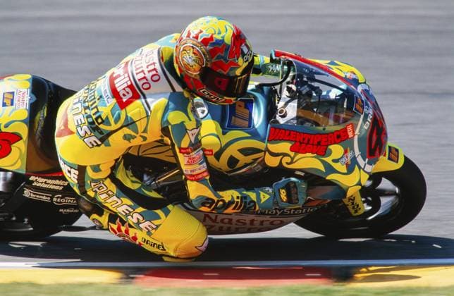 Archivbilder der Woche SPORT KW05 Weltmeister Valentino Rossi ITA, Nahaufnahme in Schräglage, 46 Aprilia RS 250 ccm, Motorrad Weltmeisterschaft 1998, Italien, Europa World Champion Valentino Rossi ITA, close-up in leaning position, 46 Aprilia RS 250 ccm, Motorcycle World Championship, WM, Weltmeisterschaft 1998, Italy, Europe Copyright: imageBROKER malafo hn iblmsl12319461.jpg Bitte beachten Sie die gesetzlichen Bestimmungen des deutschen Urheberrechtes hinsichtlich der Namensnennung des Fotografen im direkten Umfeld der Veröffentlichung Weltmeister Valentino Rossi (ITA), Nahaufnahme in Schräglage, 46 Aprilia RS 250 ccm, Motorrad Weltmeisterschaft 1998, It imago images 0798249203