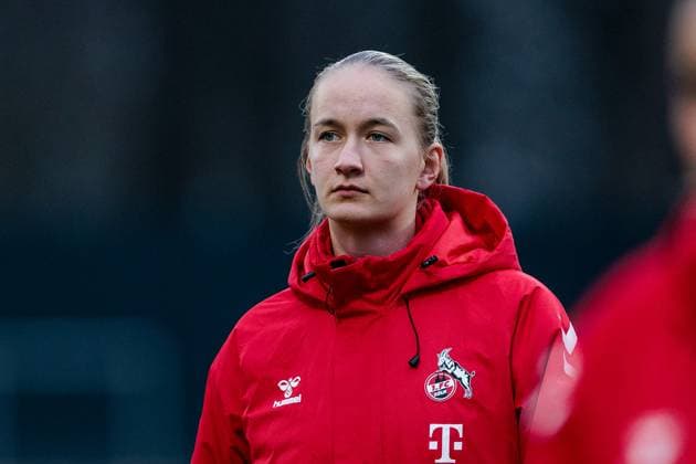 Google Pixel Frauen-Bundesliga, 1. FC Köln - VfL Wolfsburg; 07.02.2025 Paula Hoppe (1. FC Köln, 12) während der Platzbegehung Google Pixel Frauen-Bundesliga, 1. FC Köln - VfL Wolfsburg, Köln, Franz-Kremer-Stadion am 07.02.2025 DFB REGULATIONS PROHIBIT ANY USE OF PHOTOGRAPHS AS IMAGE SEQUENCES AND OR QUASI-VIDEO. Copyright: xBEAUTIFULxSPORTS Wunderlx