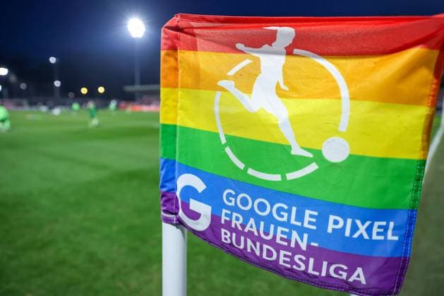 07.02.2025, Frauen Fußball, 1. FC Köln - VfL Wolfsburg, 1. Fußball Bundesliga, Franz-Kremer-Stadion, Saison 2024 2025: Feature Eckfahne Flagge Diversität Regenbogenflagge Schriftzug Detail Google Pixel Frauen-Bundesliga Symbolbild Symbolfoto DFB regulations prohibit any use of photographs as image sequences and or quasi-video. Nordrhein-Westfalen Deutschland