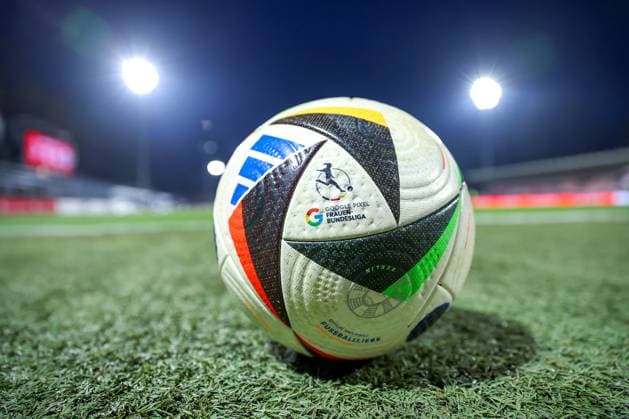 07.02.2025, Frauen Fußball, 1. FC Köln - VfL Wolfsburg, 1. Fußball Bundesliga, Franz-Kremer-Stadion, Saison 2024 2025: Feature Detailfoto Symbolbild Nahaufnahme offizieller Spielball der Frauen-Bundesliga DFB regulations prohibit any use of photographs as image sequences and or quasi-video. Nordrhein-Westfalen Deutschland