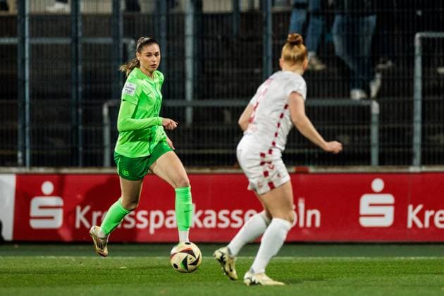 Google Pixel Frauen-Bundesliga, 1. FC Köln - VfL Wolfsburg; 07.02.2025 Jule Brand (VfL Wolfsburg, 29) am Ball, Laura Vogt (1. FC Köln, 8) Google Pixel Frauen-Bundesliga, 1. FC Köln - VfL Wolfsburg, Köln, Franz-Kremer-Stadion am 07.02.2025 DFB REGULATIONS PROHIBIT ANY USE OF PHOTOGRAPHS AS IMAGE SEQUENCES AND OR QUASI-VIDEO. Copyright: xBEAUTIFULxSPORTS Wunderlx