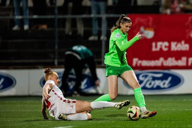 Google Pixel Frauen-Bundesliga, 1. FC Köln - VfL Wolfsburg; 07.02.2025 Laura Vogt (1. FC Köln, 8), Jule Brand (VfL Wolfsburg, 29) am Ball Google Pixel Frauen-Bundesliga, 1. FC Köln - VfL Wolfsburg, Köln, Franz-Kremer-Stadion am 07.02.2025 DFB REGULATIONS PROHIBIT ANY USE OF PHOTOGRAPHS AS IMAGE SEQUENCES AND OR QUASI-VIDEO. Copyright: xBEAUTIFULxSPORTS Wunderlx