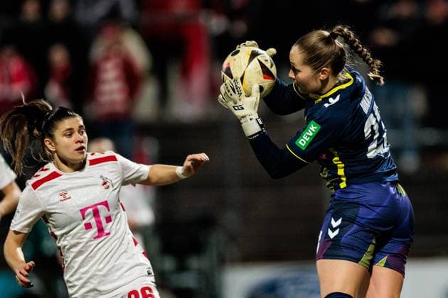 Google Pixel Frauen-Bundesliga, 1. FC Köln - VfL Wolfsburg; 07.02.2025 Aurora Mikalsen (1. FC Köln, 23) hält einen Torschuss Google Pixel Frauen-Bundesliga, 1. FC Köln - VfL Wolfsburg, Köln, Franz-Kremer-Stadion am 07.02.2025 DFB REGULATIONS PROHIBIT ANY USE OF PHOTOGRAPHS AS IMAGE SEQUENCES AND OR QUASI-VIDEO. Copyright: xBEAUTIFULxSPORTS Wunderlx