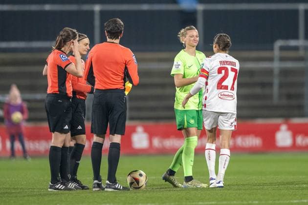 07.02.2025, Fussball: Google Pixel Frauen-Bundesliga, Saison 2024 2025, 14. Spieltag, 1. FC Koeln - VfL Wolfsburg im Franz-Kremer-Stadion in Köln. Alexandra Popp (VfL Wolfsburg, 11) und Laura Feiersinger (1. Fc Koeln, 27) wuenschen sich Glueck. Wichtiger Hinweis: Gemaess den Vorgaben der DFL Deutsche Fussball Liga bzw. des DFB Deutscher Fussball-Bund ist es untersagt, in dem Stadion und oder vom Spiel angefertigte Fotoaufnahmen in Form von Sequenzbildern und oder videoaehnlichen Fotostrecken zu verwerten bzw. verwerten zu lassen. Foto: Kirchner-Media Thomas Haesler Copyright: xKirchner-Media ThomasxHaeslerx