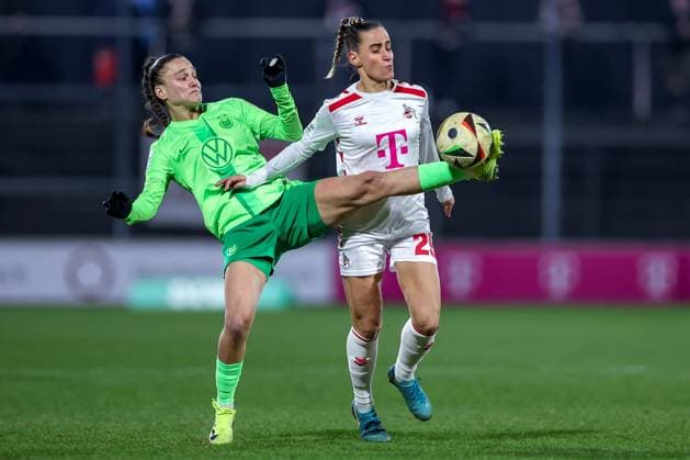 07.02.2025, Frauen Fußball, 1. FC Köln - VfL Wolfsburg, 1. Fußball Bundesliga, Franz-Kremer-Stadion, Saison 2024 2025: Diana Nemeth (VfL Wolfsburg 15) im Zweikampf gegen Vanessa Leimenstoll (1. FC Köln 29) DFB regulations prohibit any use of photographs as image sequences and or quasi-video. Nordrhein-Westfalen Deutschland