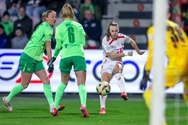 07.02.2025, Frauen Fußball, 1. FC Köln - VfL Wolfsburg, 1. Fußball Bundesliga, Franz-Kremer-Stadion, Saison 2024 2025: Janina Minge (VfL Wolfsburg 6) im Zweikampf gegen Dora Zeller (1. FC Köln 19) DFB regulations prohibit any use of photographs as image sequences and or quasi-video. Nordrhein-Westfalen Deutschland