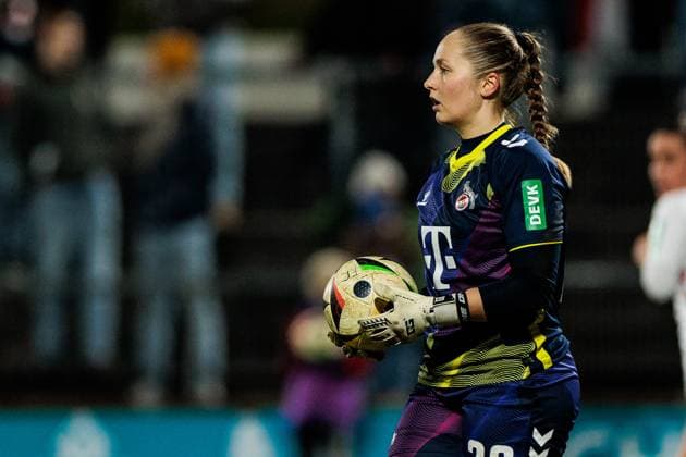 Google Pixel Frauen-Bundesliga, 1. FC Köln - VfL Wolfsburg; 07.02.2025 Aurora Mikalsen (1. FC Köln, 23) mit Ball Google Pixel Frauen-Bundesliga, 1. FC Köln - VfL Wolfsburg, Köln, Franz-Kremer-Stadion am 07.02.2025 DFB REGULATIONS PROHIBIT ANY USE OF PHOTOGRAPHS AS IMAGE SEQUENCES AND OR QUASI-VIDEO. Copyright: xBEAUTIFULxSPORTS Wunderlx