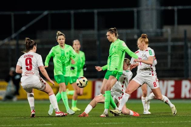 Google Pixel Frauen-Bundesliga, 1. FC Köln - VfL Wolfsburg; 07.02.2025 Zweikampf Jule Brand (VfL Wolfsburg, 29), Laura Vogt (1. FC Köln, 8) Google Pixel Frauen-Bundesliga, 1. FC Köln - VfL Wolfsburg, Köln, Franz-Kremer-Stadion am 07.02.2025 DFB REGULATIONS PROHIBIT ANY USE OF PHOTOGRAPHS AS IMAGE SEQUENCES AND OR QUASI-VIDEO. Copyright: xBEAUTIFULxSPORTS Wunderlx