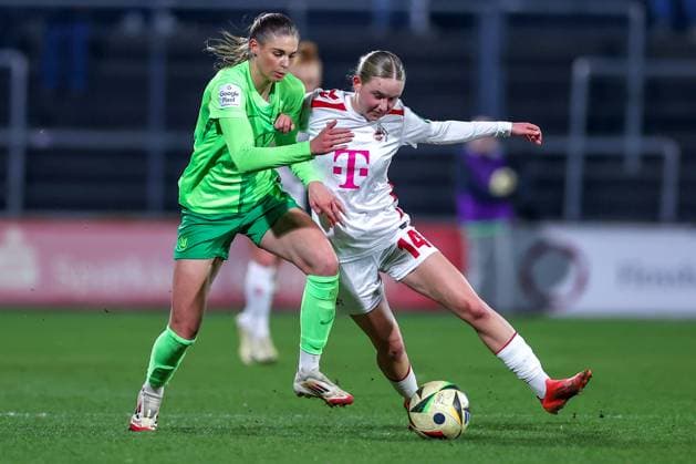 07.02.2025, Frauen Fußball, 1. FC Köln - VfL Wolfsburg, 1. Fußball Bundesliga, Franz-Kremer-Stadion, Saison 2024 2025: Jule Brand (VfL Wolfsburg 29) im Zweikampf gegen Carlotta Imping (1. FC Köln 14) DFB regulations prohibit any use of photographs as image sequences and or quasi-video. Nordrhein-Westfalen Deutschland