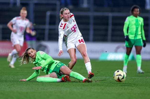 07.02.2025, Frauen Fußball, 1. FC Köln - VfL Wolfsburg, 1. Fußball Bundesliga, Franz-Kremer-Stadion, Saison 2024 2025: Jule Brand (VfL Wolfsburg 29) im Zweikampf gegen Carlotta Imping (1. FC Köln 14) DFB regulations prohibit any use of photographs as image sequences and or quasi-video. Nordrhein-Westfalen Deutschland
