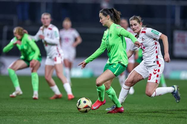 07.02.2025, Frauen Fußball, 1. FC Köln - VfL Wolfsburg, 1. Fußball Bundesliga, Franz-Kremer-Stadion, Saison 2024 2025: Caitlin Dijkstra (VfL Wolfsburg 3) im Zweikampf gegen Taylor Ziemer (1. FC Köln 18) DFB regulations prohibit any use of photographs as image sequences and or quasi-video. Nordrhein-Westfalen Deutschland