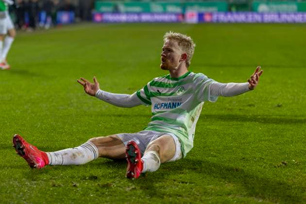 Fürth, Deutschland 07. Februar 2025: 2. Liga - 2024 2025 - SpVgg Greuther Fürth vs. SSV Jahn Regensburg Im Bild: Torschütze Jomaine Consbruch (Fuerth) jubelt nach seinem Tor zum 1:1 DFL regulations prohibit any use of photographs as image sequences and or quasi-video Sportpark Ronhof Thomas Sommer Bayern