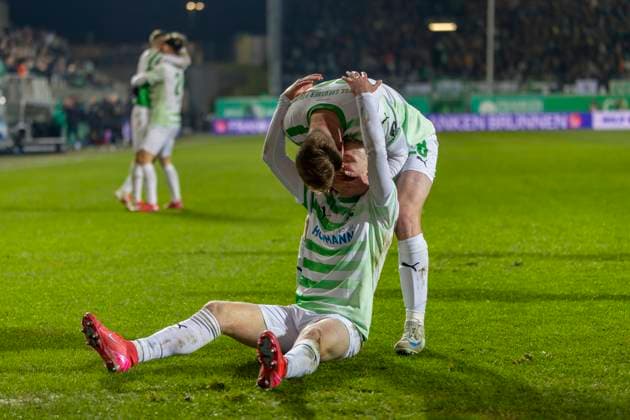 Fürth, Deutschland 07. Februar 2025: 2. Liga - 2024 2025 - SpVgg Greuther Fürth vs. SSV Jahn Regensburg Im Bild: Torschütze Jomaine Consbruch (Fuerth) jubelt nach seinem Tor zum 1:1 DFL regulations prohibit any use of photographs as image sequences and or quasi-video Sportpark Ronhof Thomas Sommer Bayern Copyright: xFotostandx xSchäferx