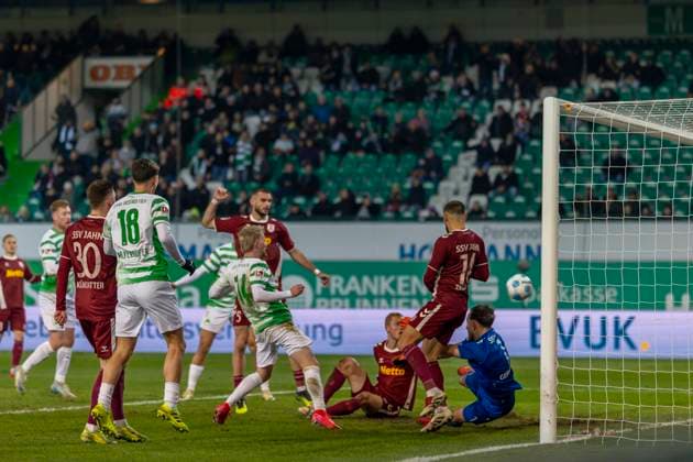 Fürth, Deutschland 07. Februar 2025: 2. Liga - 2024 2025 - SpVgg Greuther Fürth vs. SSV Jahn Regensburg Im Bild: in der Traube Jomaine Consbruch (Fuerth) macht das Tor zum 1:1 DFL regulations prohibit any use of photographs as image sequences and or quasi-video Sportpark Ronhof Thomas Sommer Bayern