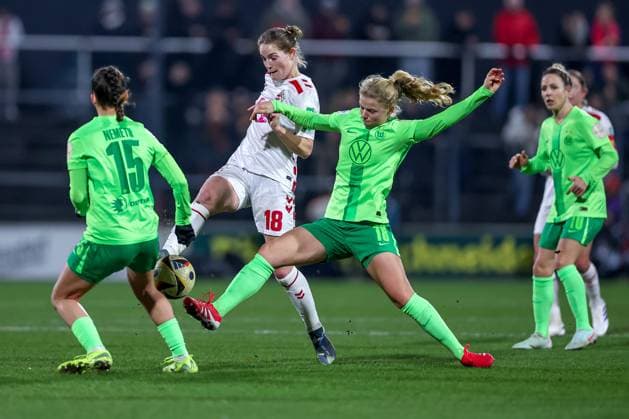07.02.2025, Frauen Fußball, 1. FC Köln - VfL Wolfsburg, 1. Fußball Bundesliga, Franz-Kremer-Stadion, Saison 2024 2025: Diana Nemeth (VfL Wolfsburg 15) und Justine Kielland (VfL Wolfsburg 18) im Zweikampf gegen Taylor Ziemer (1. FC Köln 18) DFB regulations prohibit any use of photographs as image sequences and or quasi-video. Nordrhein-Westfalen Deutschland