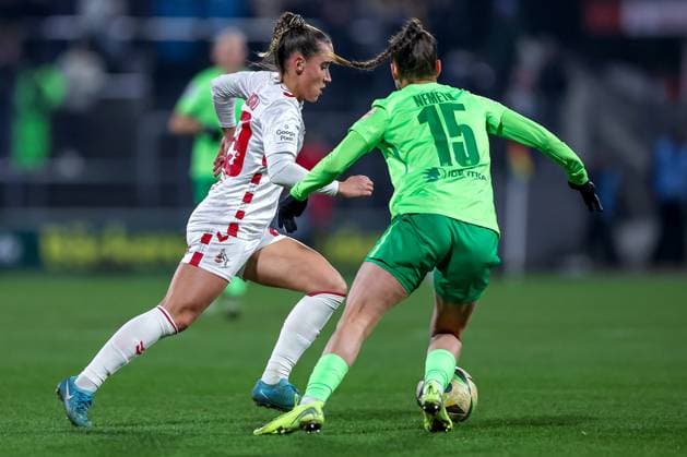 07.02.2025, Frauen Fußball, 1. FC Köln - VfL Wolfsburg, 1. Fußball Bundesliga, Franz-Kremer-Stadion, Saison 2024 2025: Vanessa Leimenstoll (1. FC Köln 29) im Zweikampf gegen Diana Nemeth (VfL Wolfsburg 15) DFB regulations prohibit any use of photographs as image sequences and or quasi-video. Nordrhein-Westfalen Deutschland